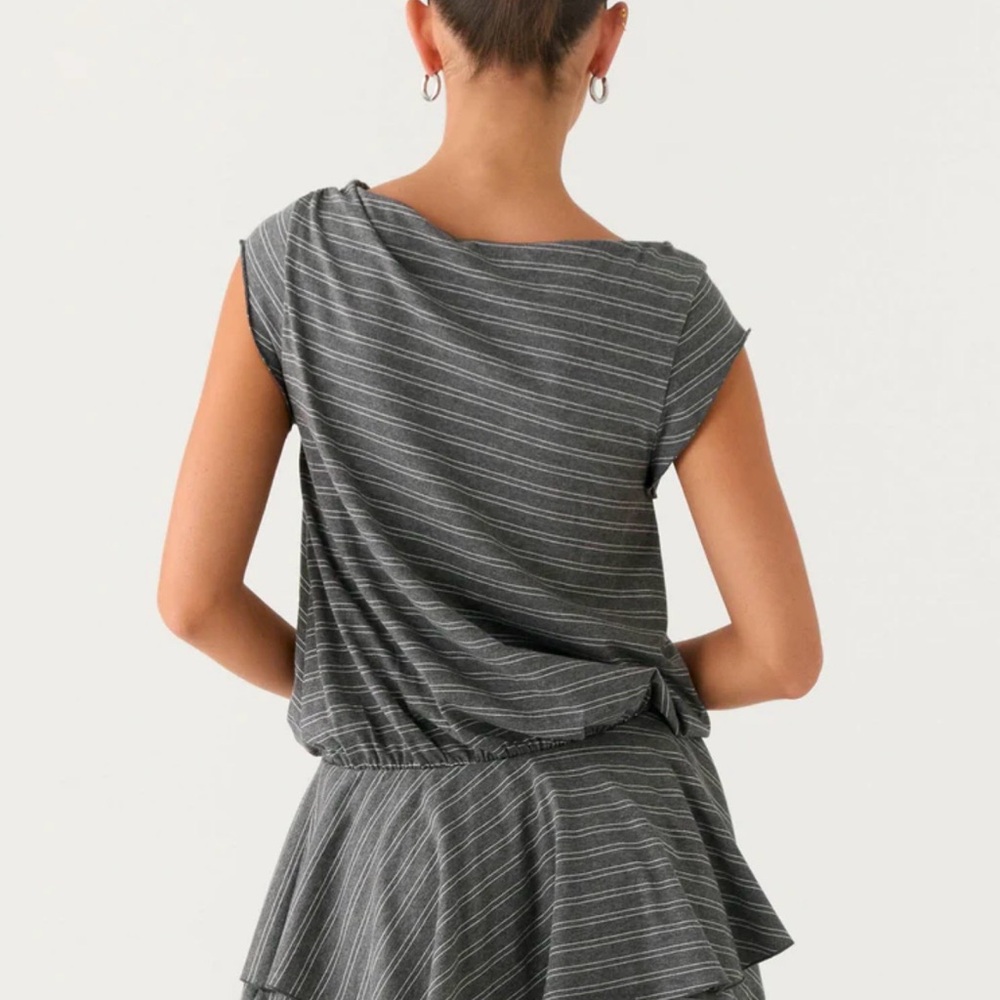 ❌sold❌ Gray Stripe Ruffle Mini Dress Wide Neck Size 6 Casual - Picture 2 of 5